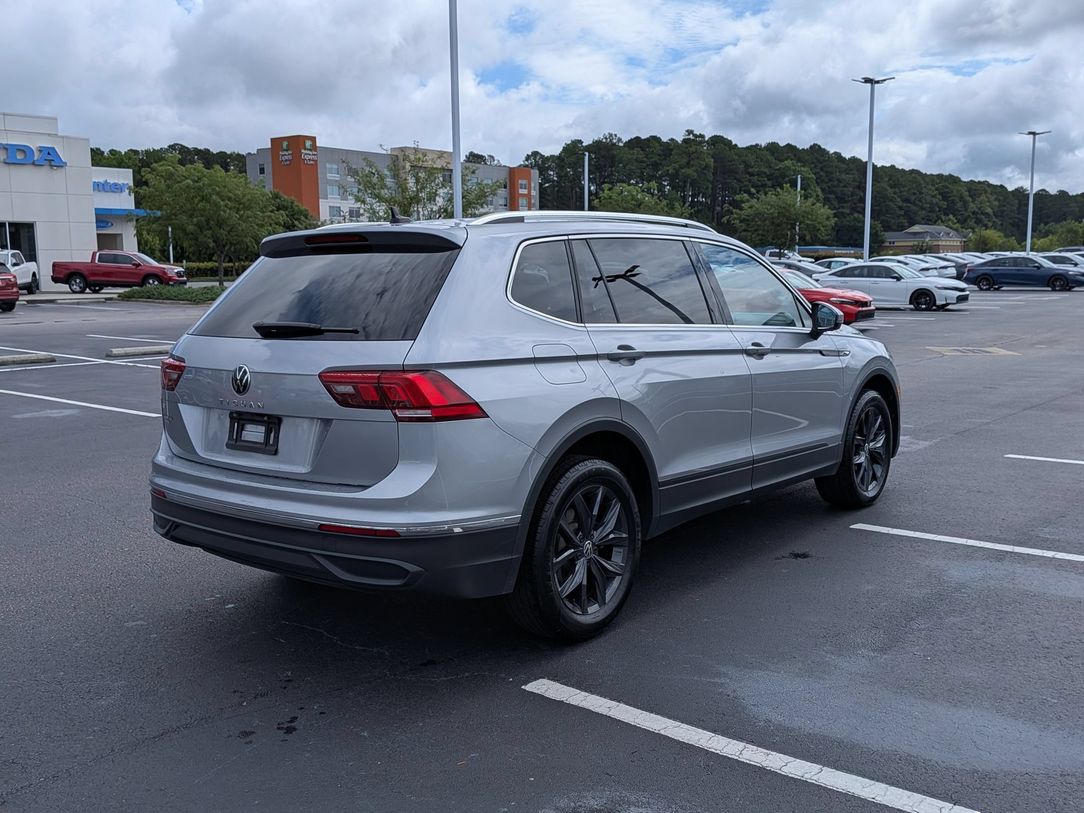 Used 2024 Volkswagen Tiguan SE FWD image 3