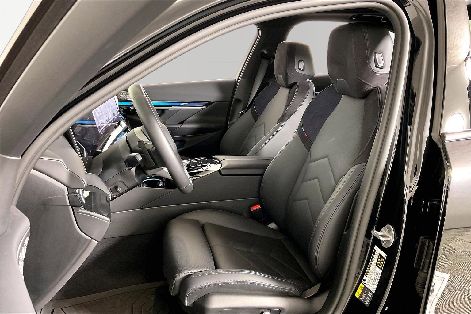 Certified 2025 BMW 550e xDrive w/ Premium Package AWD/4WD image 25