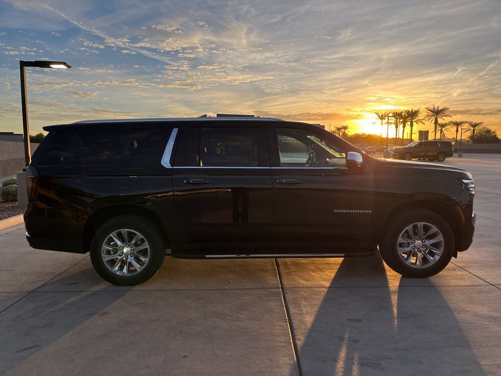 Used 2025 Chevrolet Suburban Premier AWD/4WD image 5