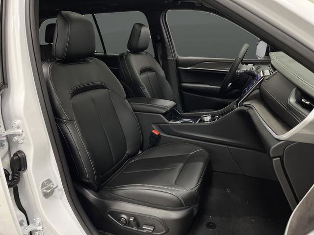 New 2025 Jeep Grand Cherokee Limited w/ Black Appearance Package image 31