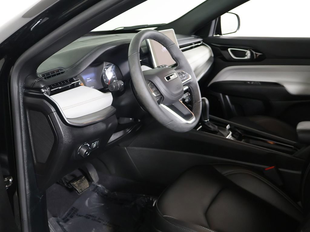 Used 2025 Jeep Compass Limited image 21