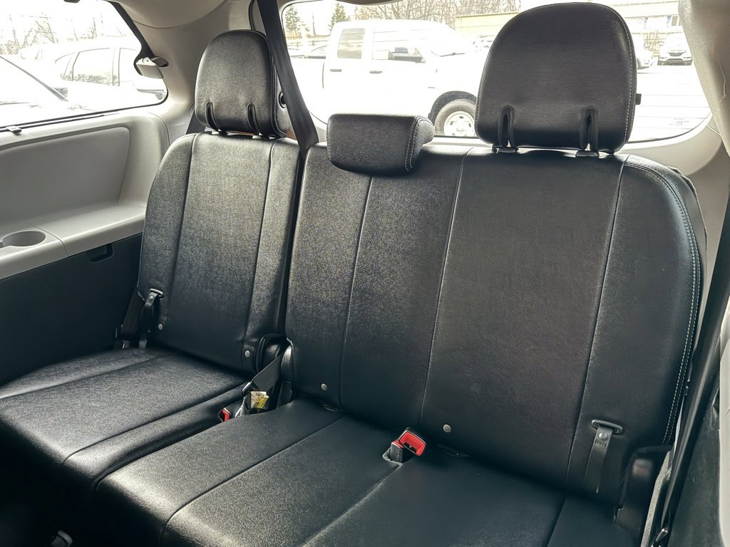 Used 2018 Toyota Sienna SE w/ Carpet Mat Package image 17