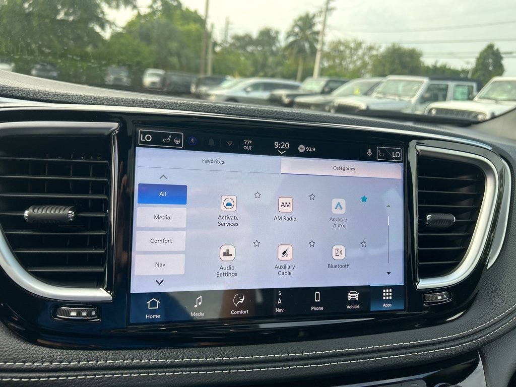 New 2025 Chrysler Pacifica Limited image 41