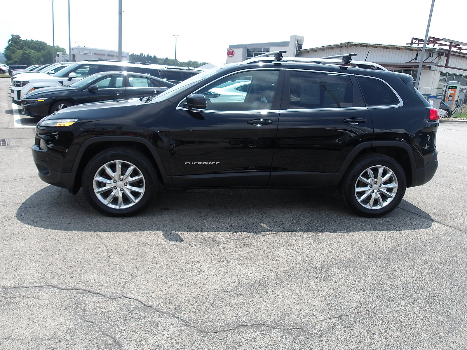 Used 2017 Jeep Cherokee Limited AWD/4WD image 4