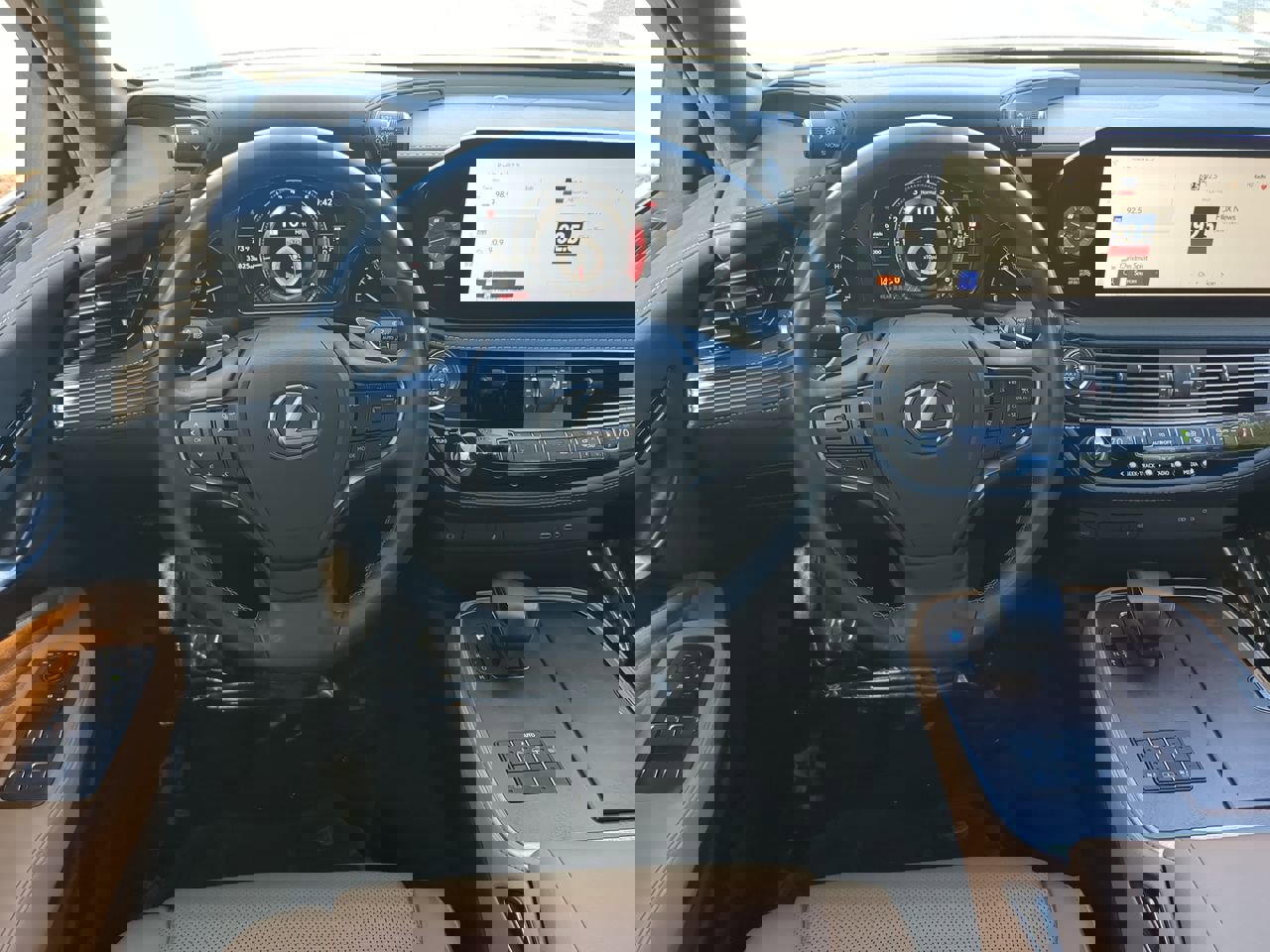 Used 2023 Lexus LS 500 w/ Accessory Package (Z2) image 16