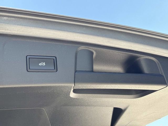 Used 2025 Volkswagen Atlas SE FWD image 12