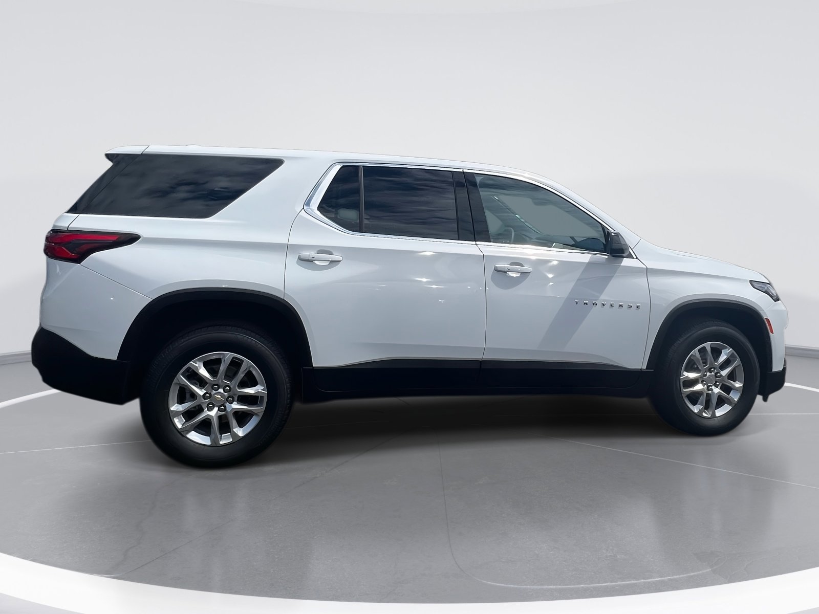 Used 2023 Chevrolet Traverse LS image 7