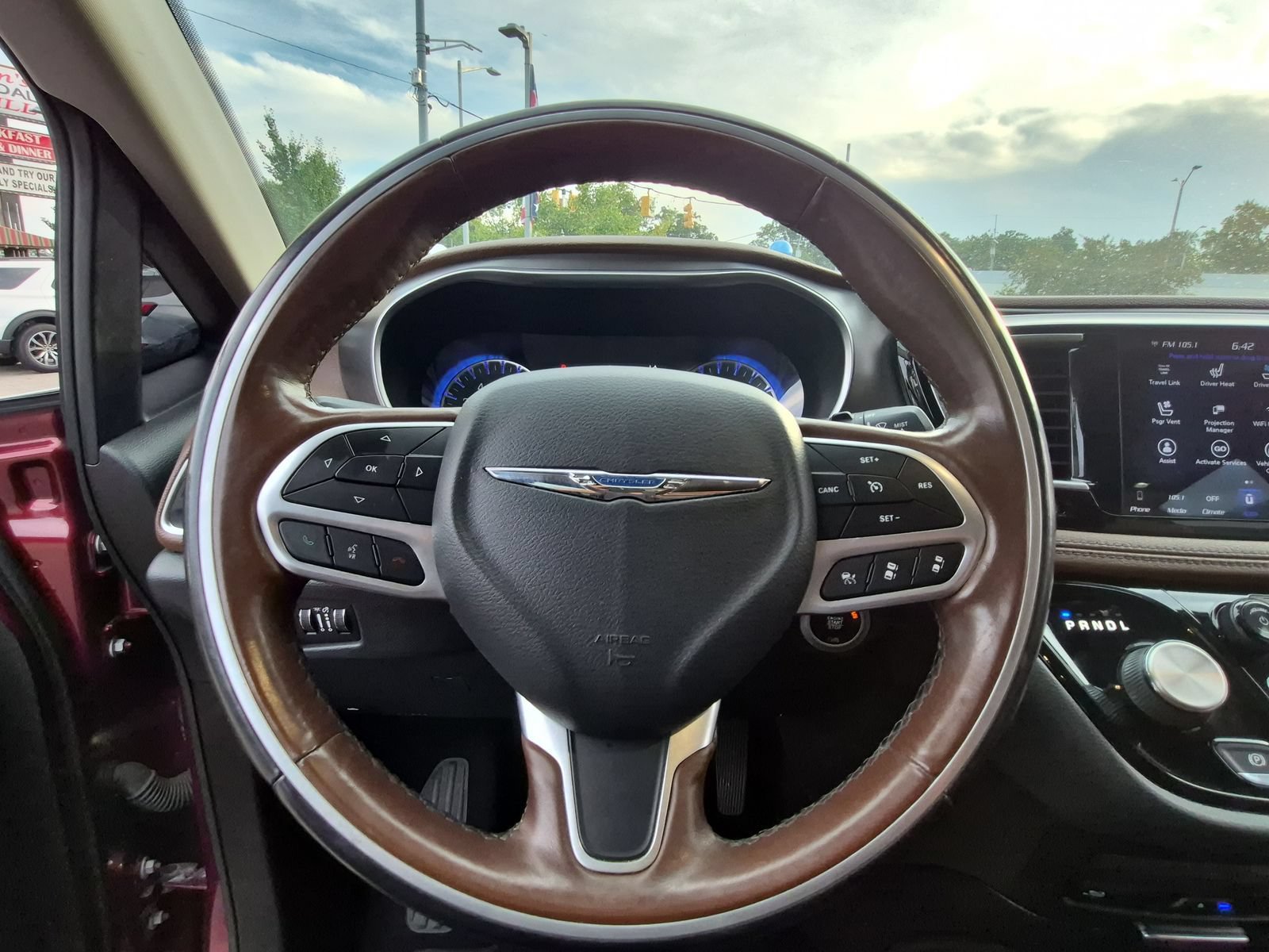 Used 2019 Chrysler Pacifica Limited w/ Tire & Wheel Group FWD image 20