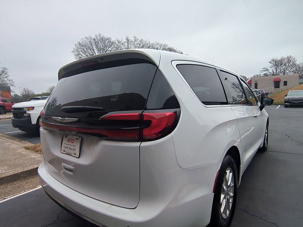 Used 2025 Chrysler Pacifica Select image 6