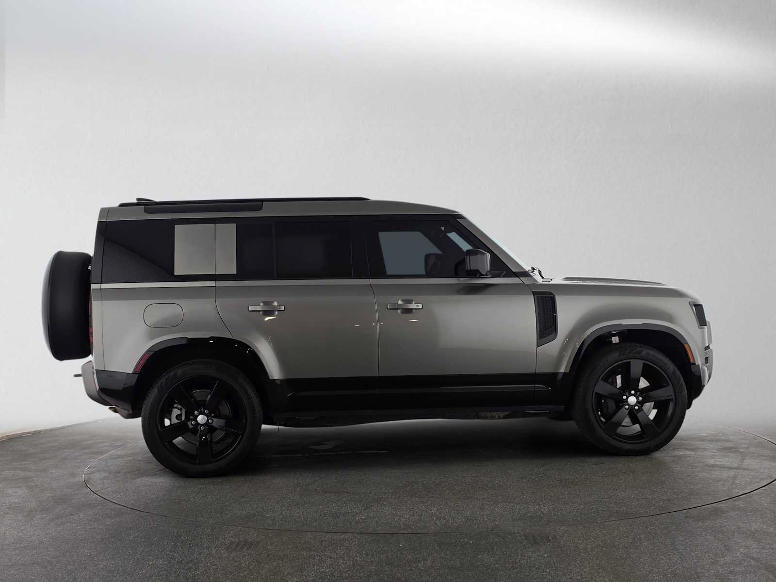Used 2025 Land Rover Defender 110 X-Dynamic SE AWD/4WD image 6