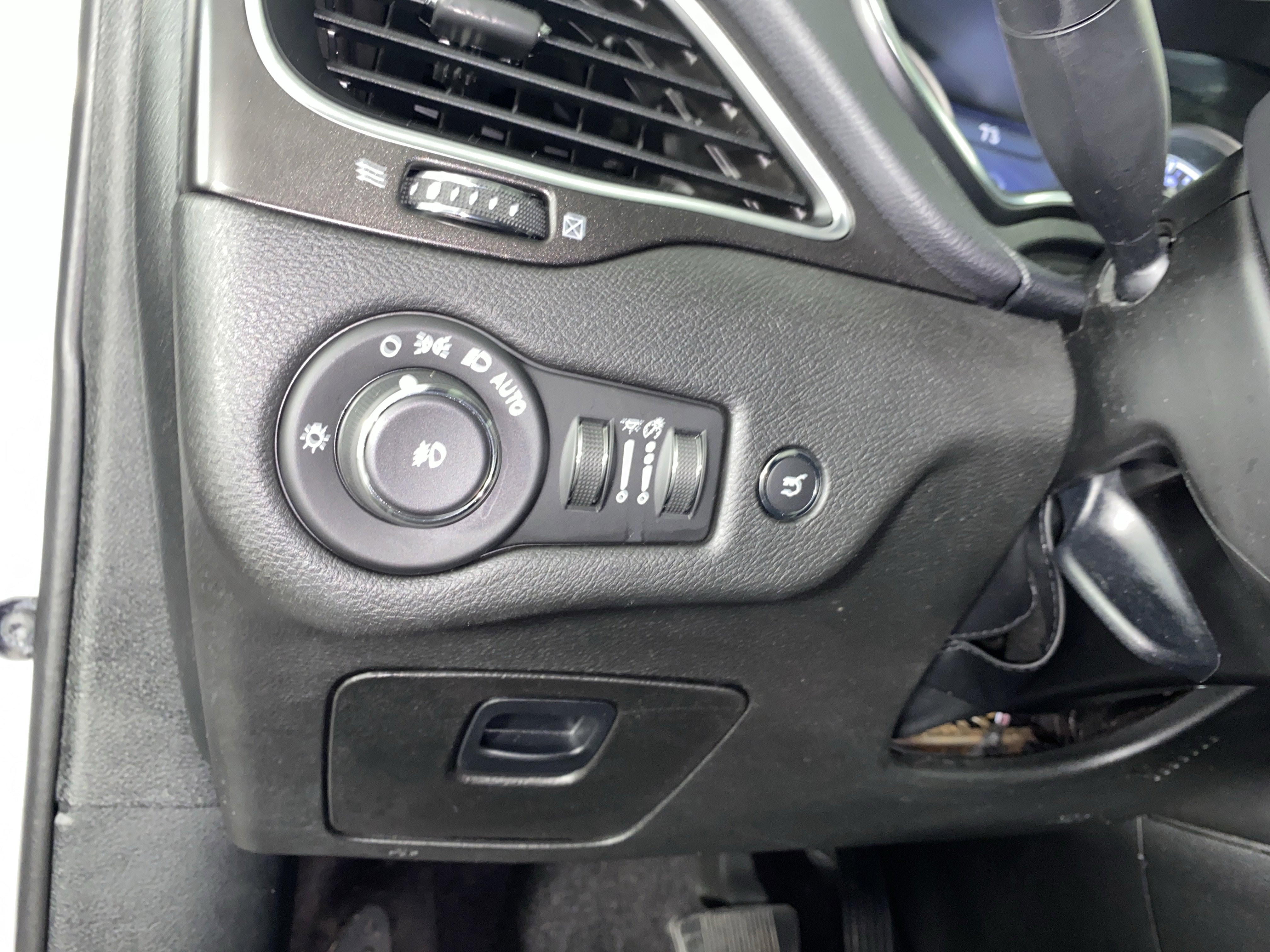 Used 2019 Jeep Cherokee Trailhawk image 26