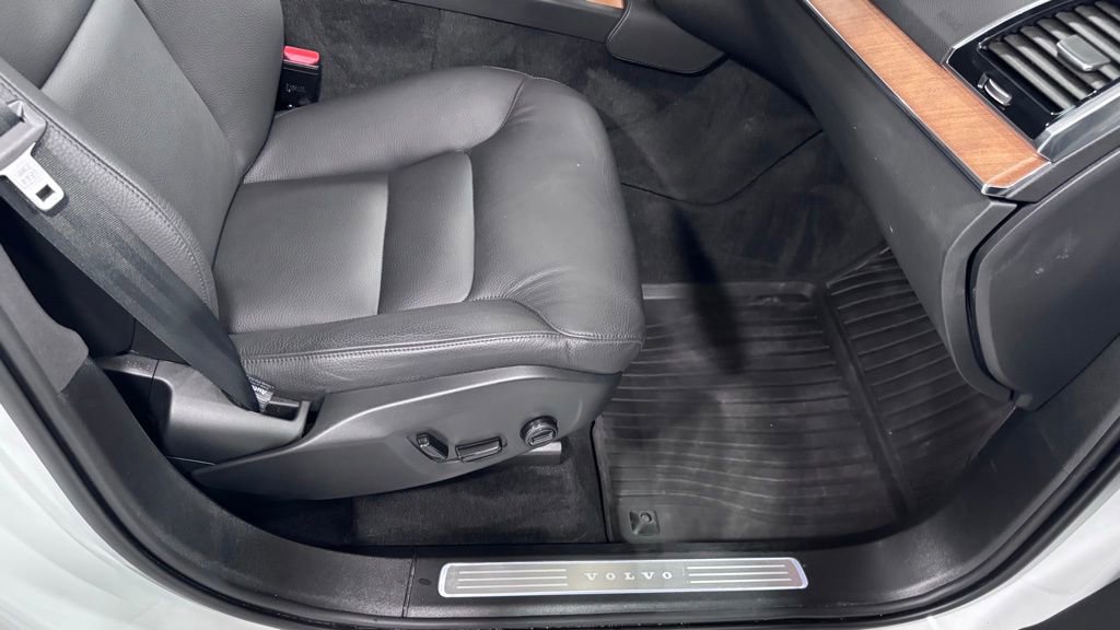 Certified 2024 Volvo XC90 B5 Plus AWD/4WD image 18