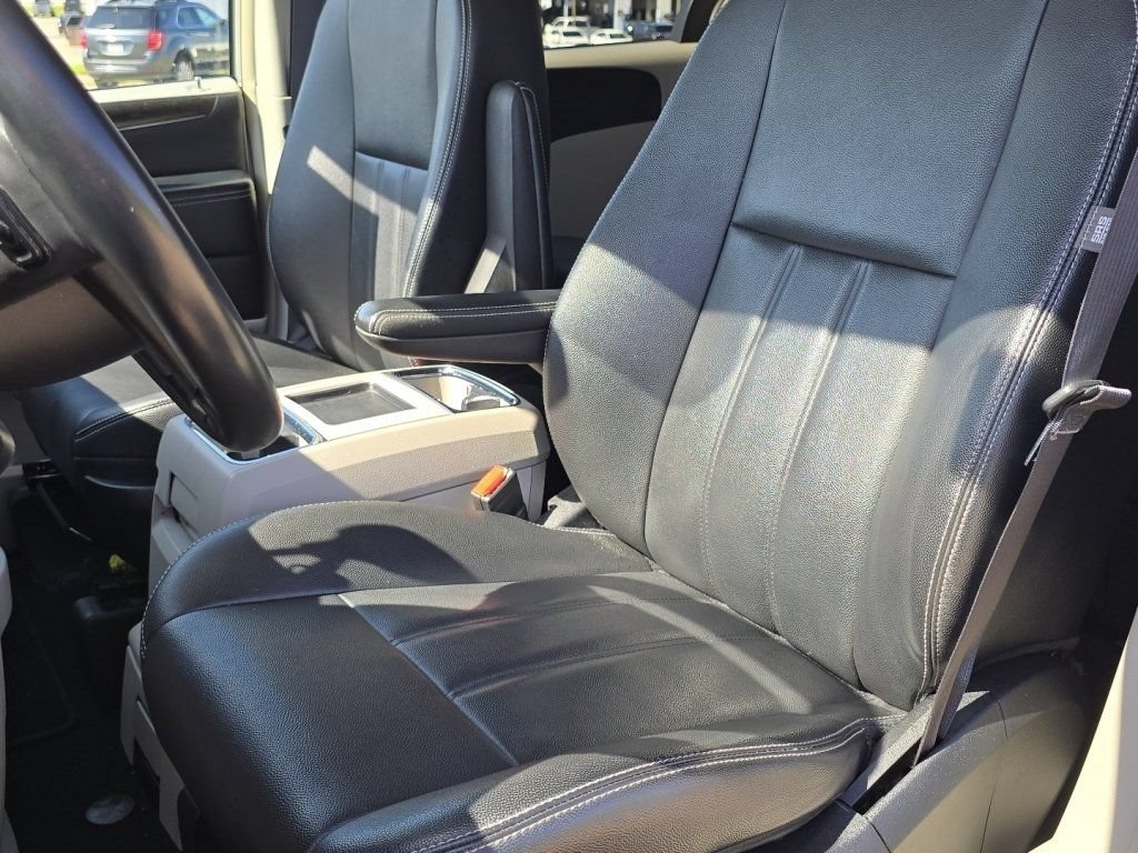 Used 2016 Chrysler Town & Country Touring FWD image 27