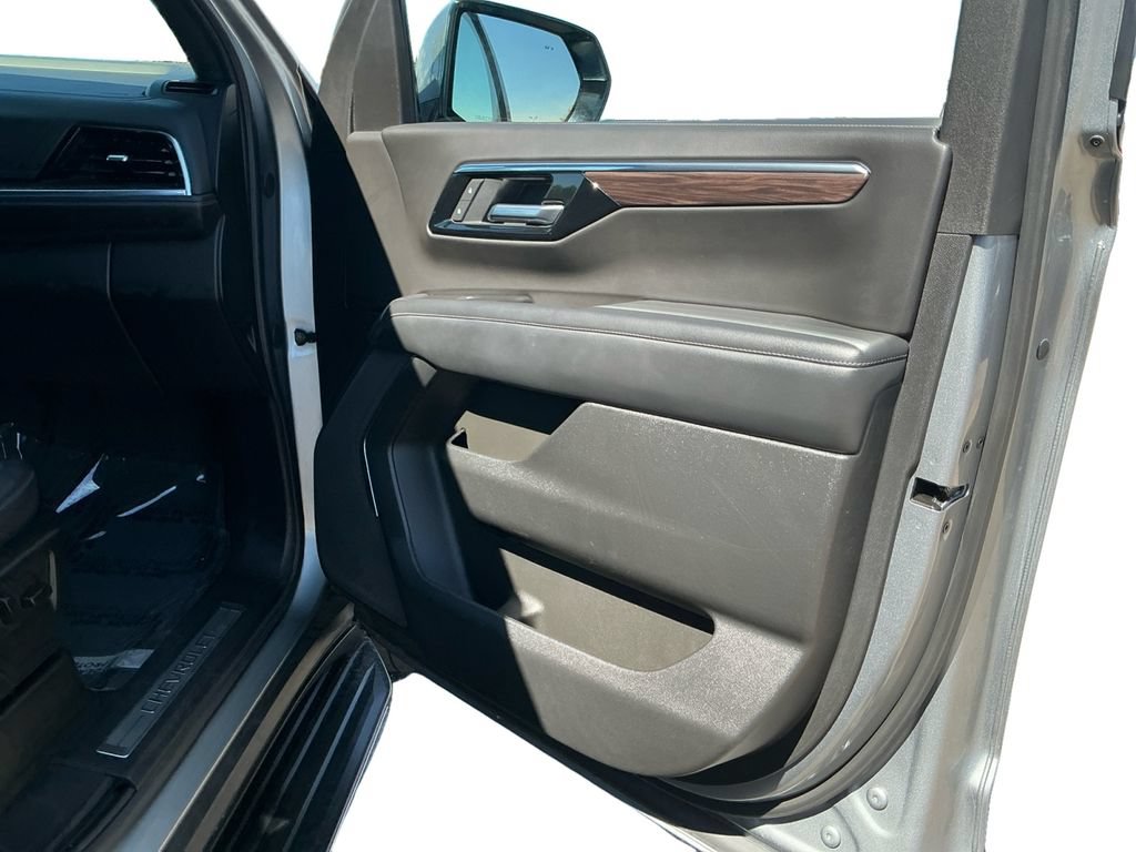 Used 2025 Chevrolet Tahoe LT AWD/4WD image 17