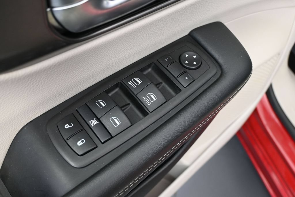 Used 2024 Chrysler Pacifica Touring-L FWD image 19