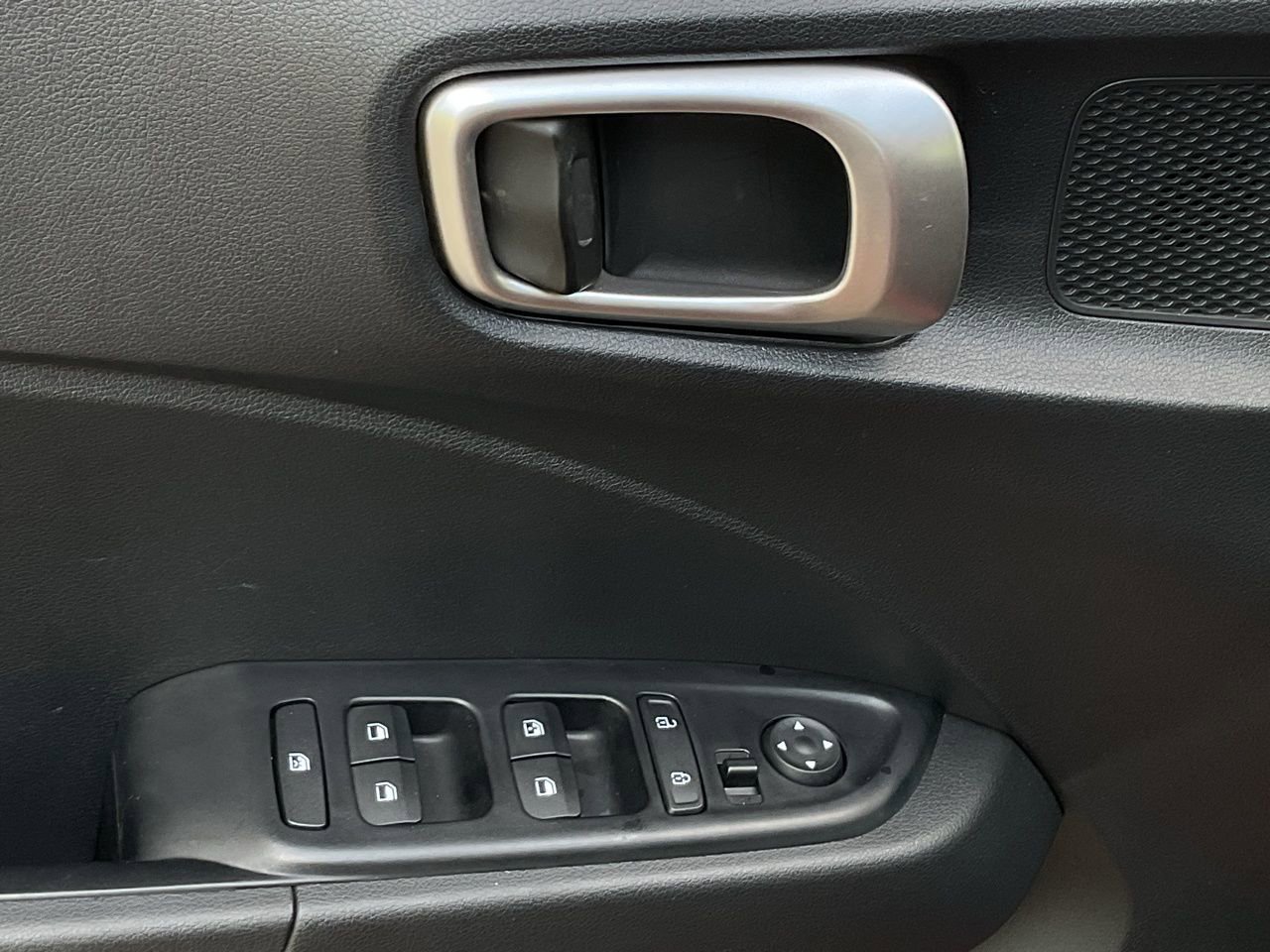 Used 2025 Hyundai Venue SEL image 12