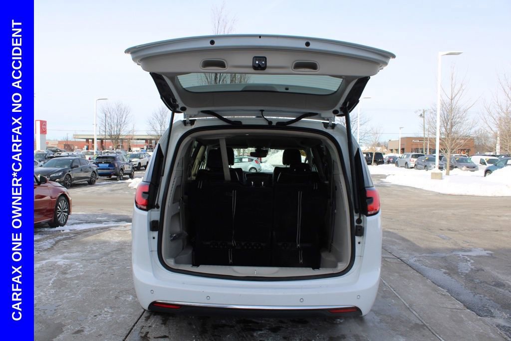 Used 2023 Chrysler Pacifica Touring-L image 9