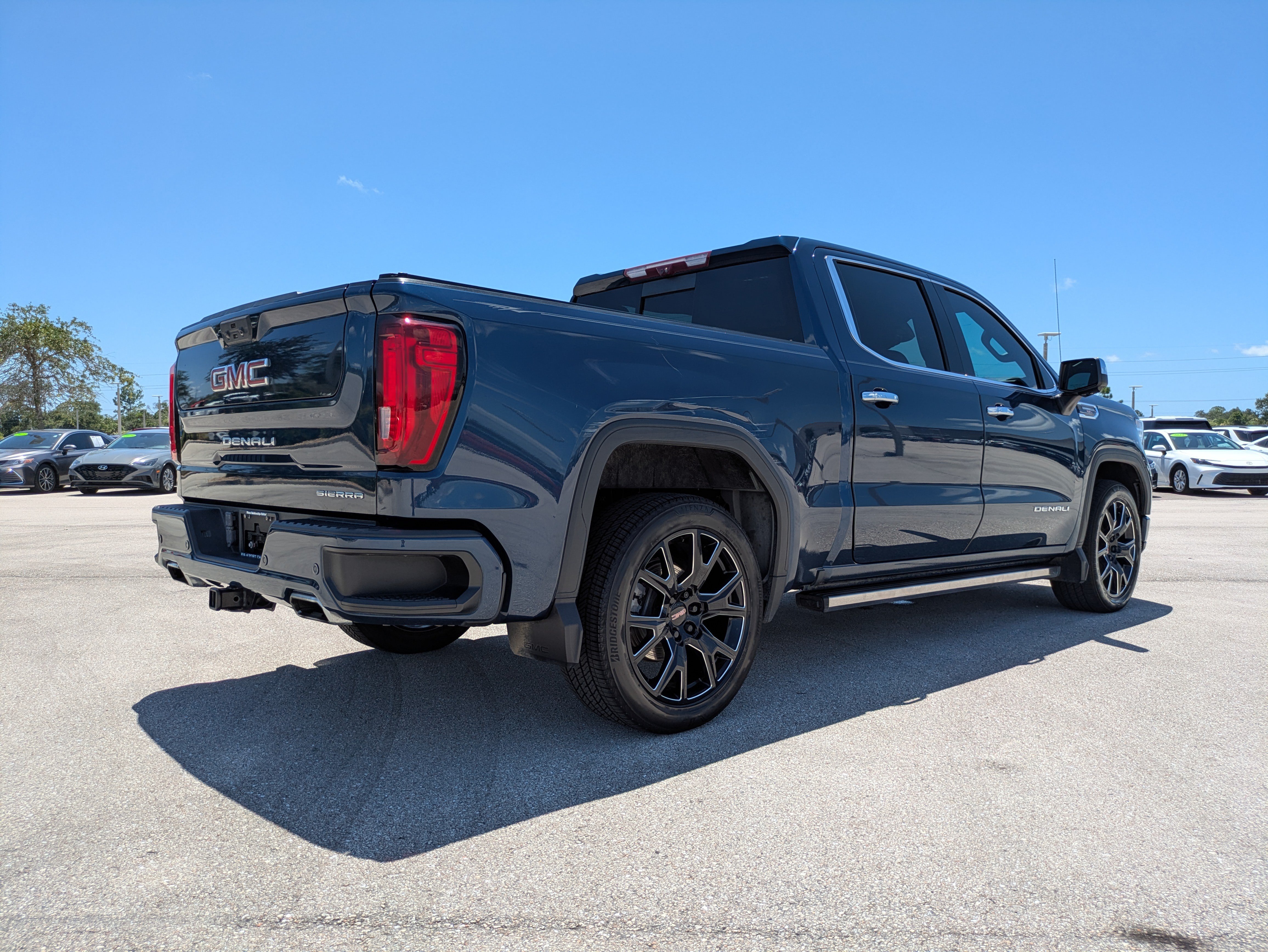 Used 2023 GMC Sierra 1500 Denali w/ Technology Package AWD/4WD image 4