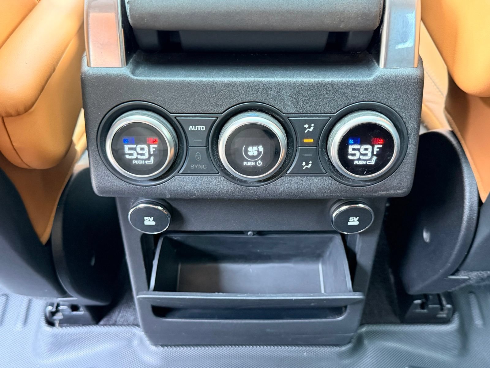 Used 2018 Land Rover Discovery HSE AWD/4WD image 16