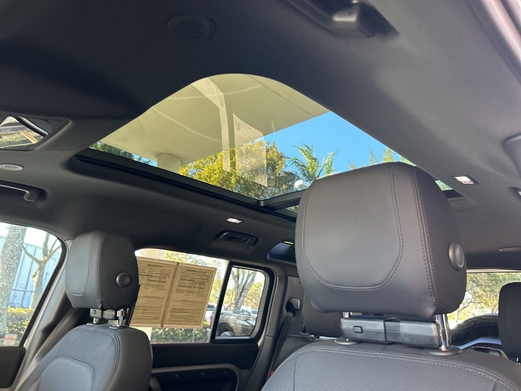 Used 2023 Land Rover Defender 110 X-Dynamic SE image 21