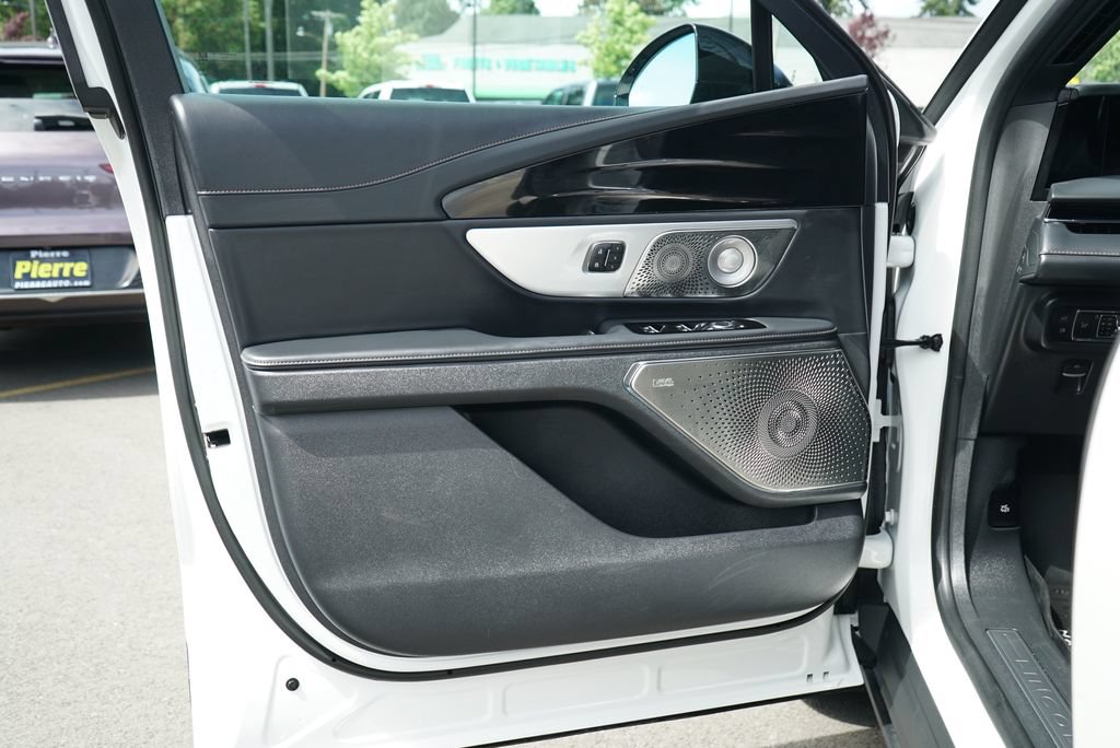 Used 2025 Lincoln Nautilus Reserve AWD/4WD image 31