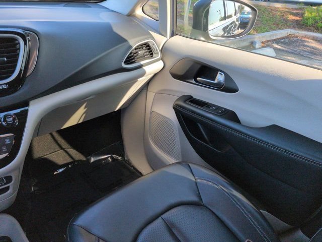 Used 2023 Chrysler Pacifica Touring-L FWD image 16