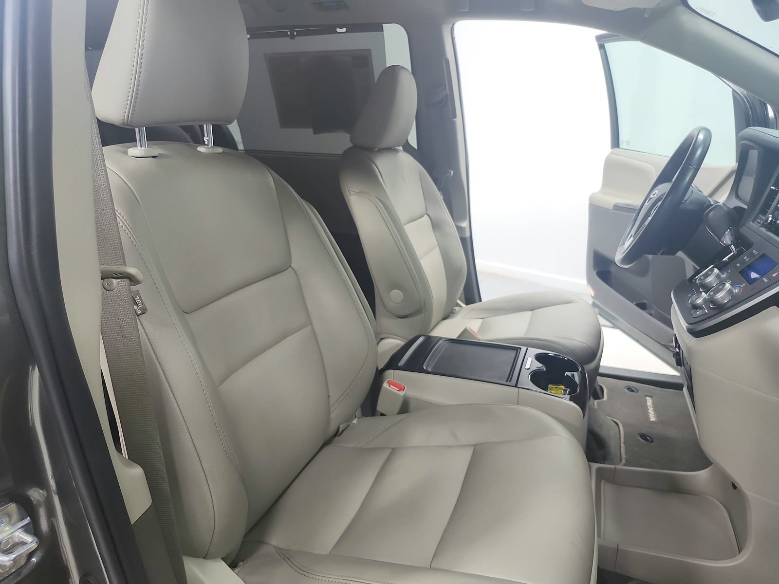 Used 2020 Toyota Sienna XLE Premium FWD image 42