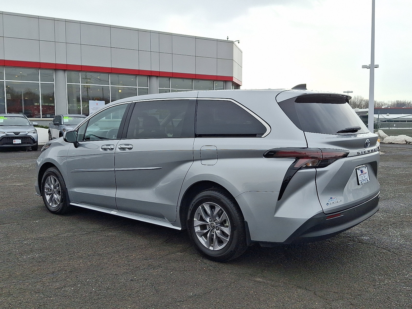 Used 2025 Toyota Sienna XLE image 5