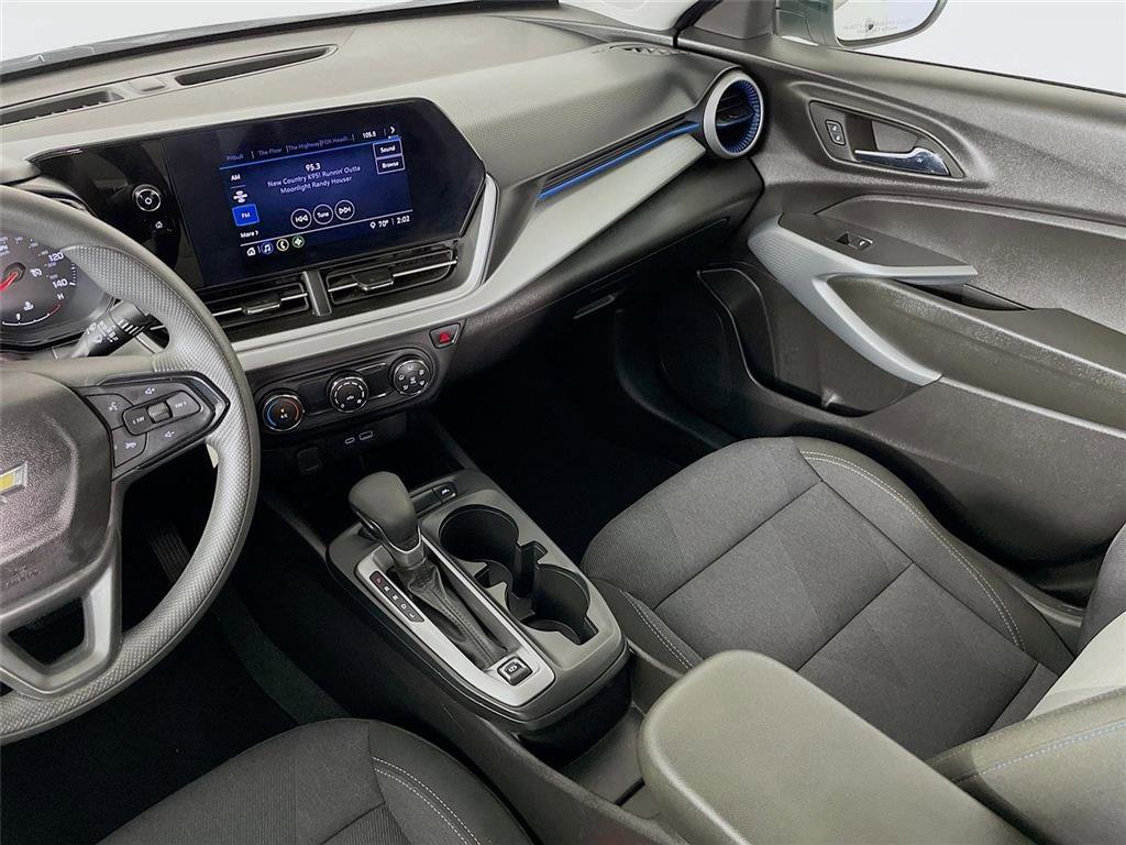 Certified 2025 Chevrolet Trax LS image 24