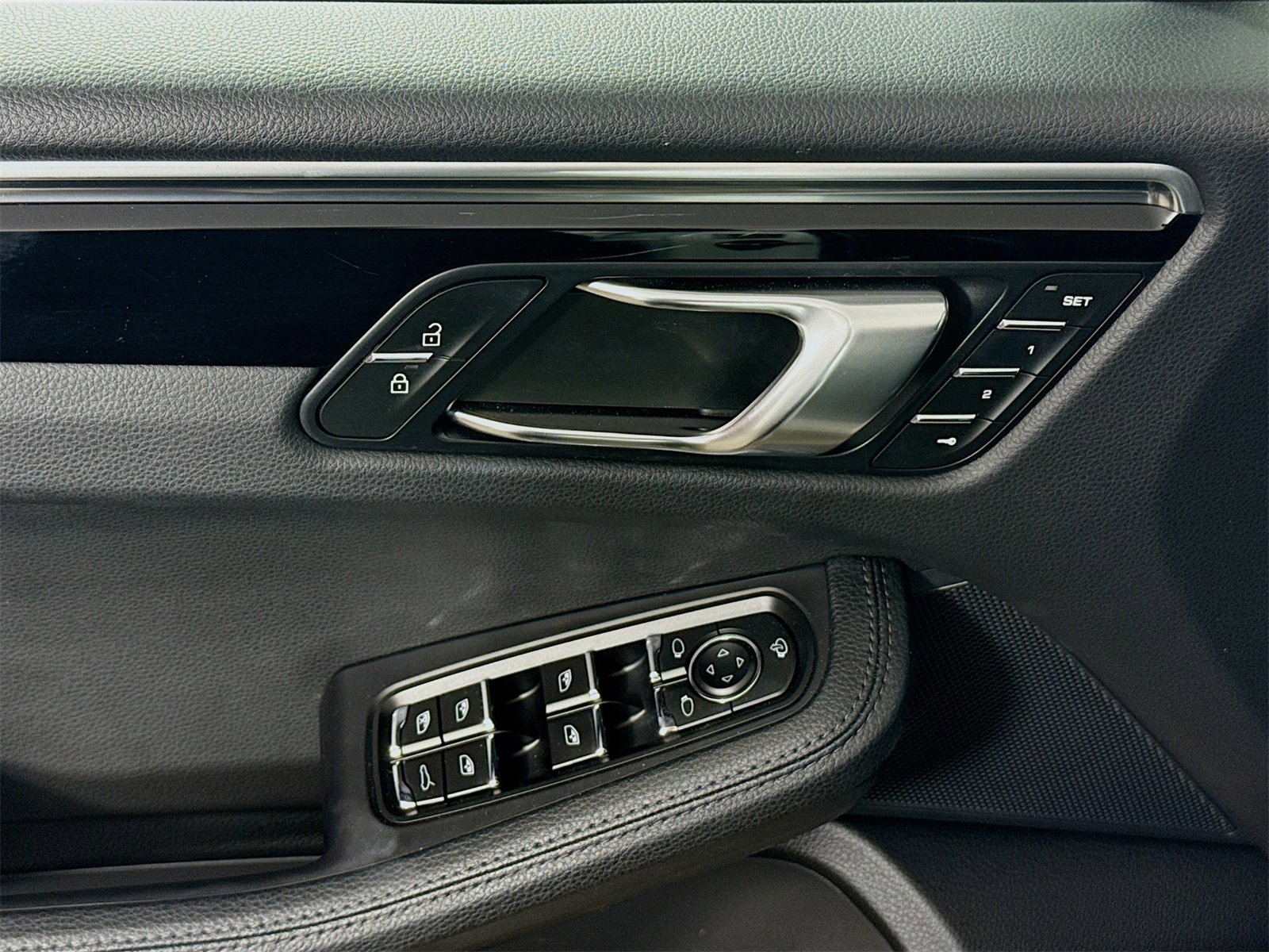 Certified 2024 Porsche Macan image 15