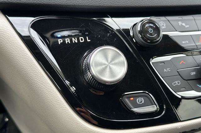 Certified 2024 Chrysler Pacifica Touring-L FWD image 5