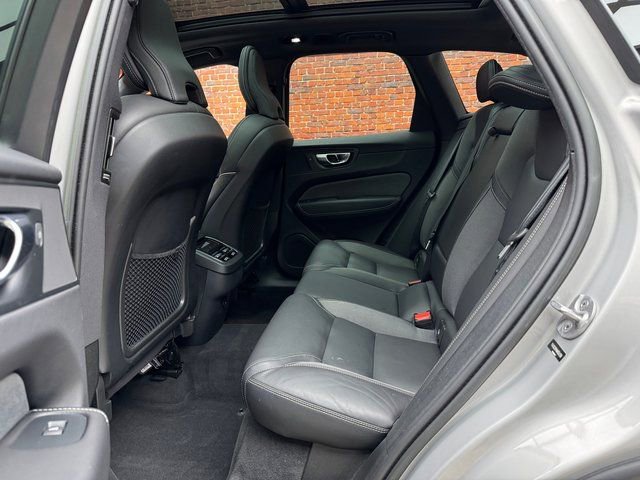 Used 2022 Volvo XC60 B6 R-Design image 23