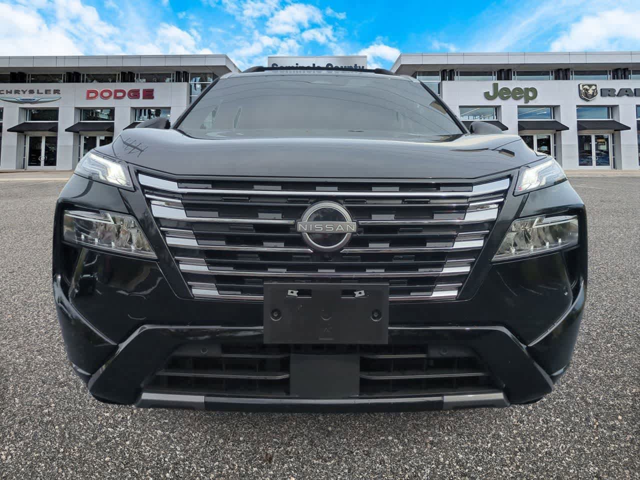Used 2025 Nissan Rogue Platinum FWD image 3