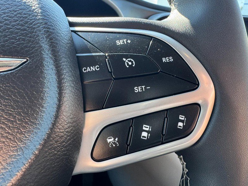 Used 2024 Chrysler Pacifica Touring-L FWD image 18