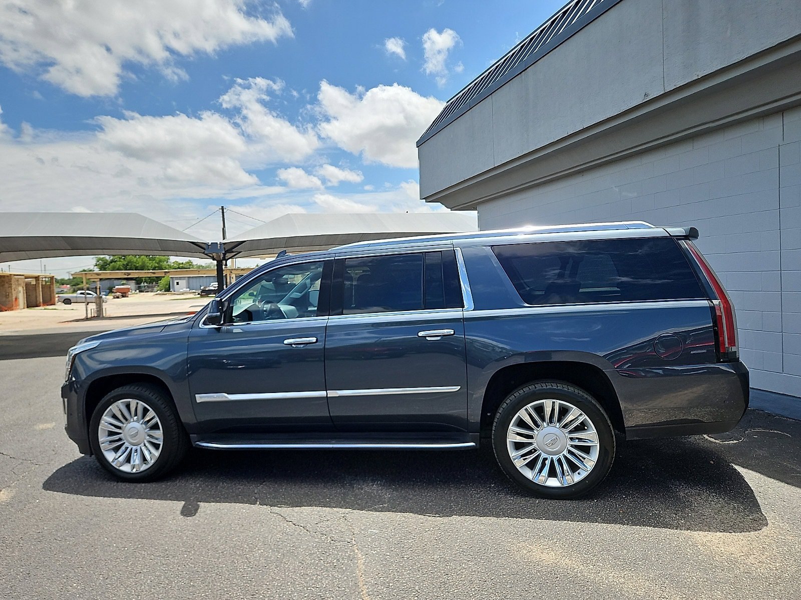 Used 2020 Cadillac Escalade ESV Luxury AWD/4WD image 2