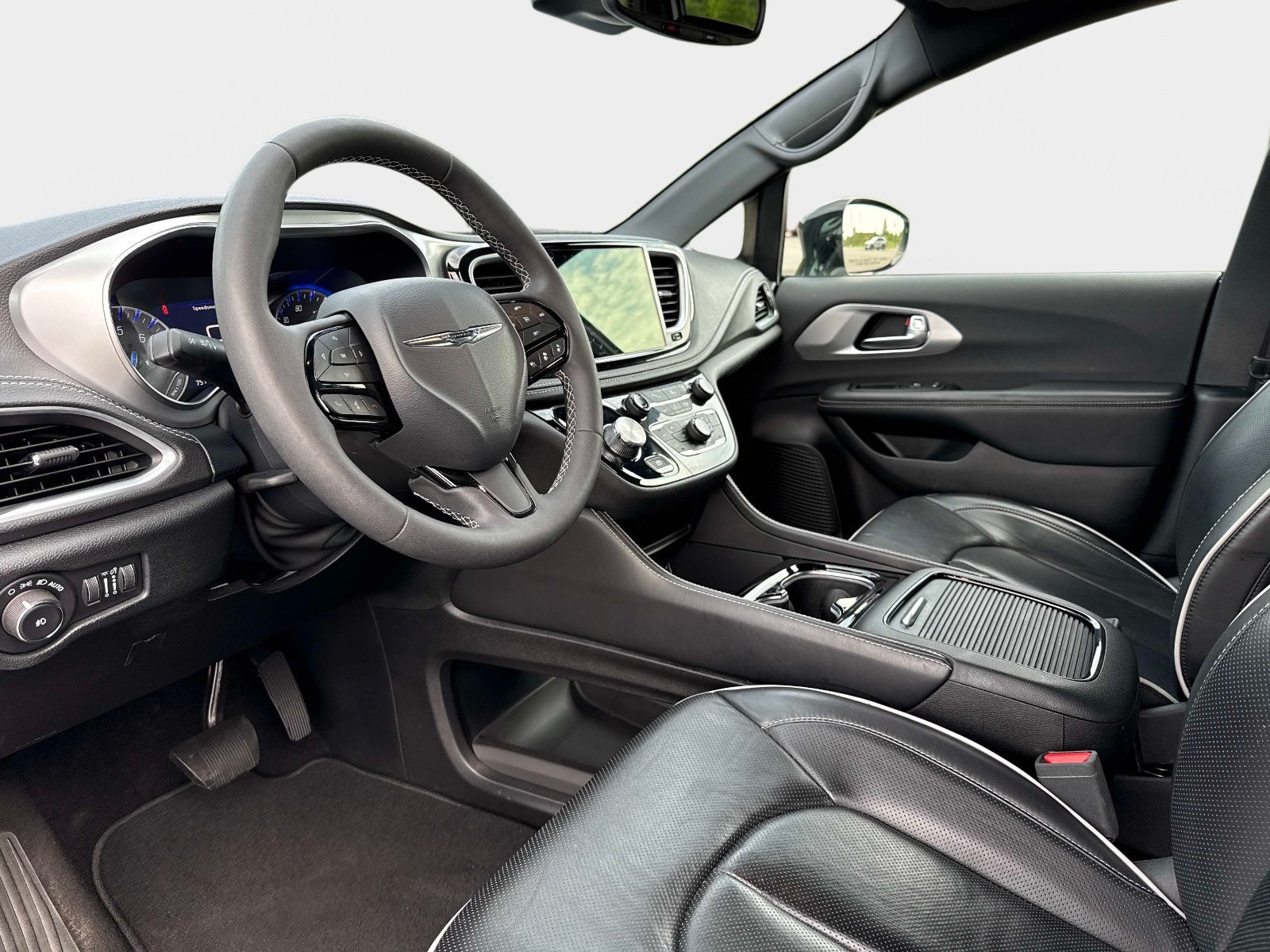 Used 2025 Chrysler Pacifica Limited FWD image 33