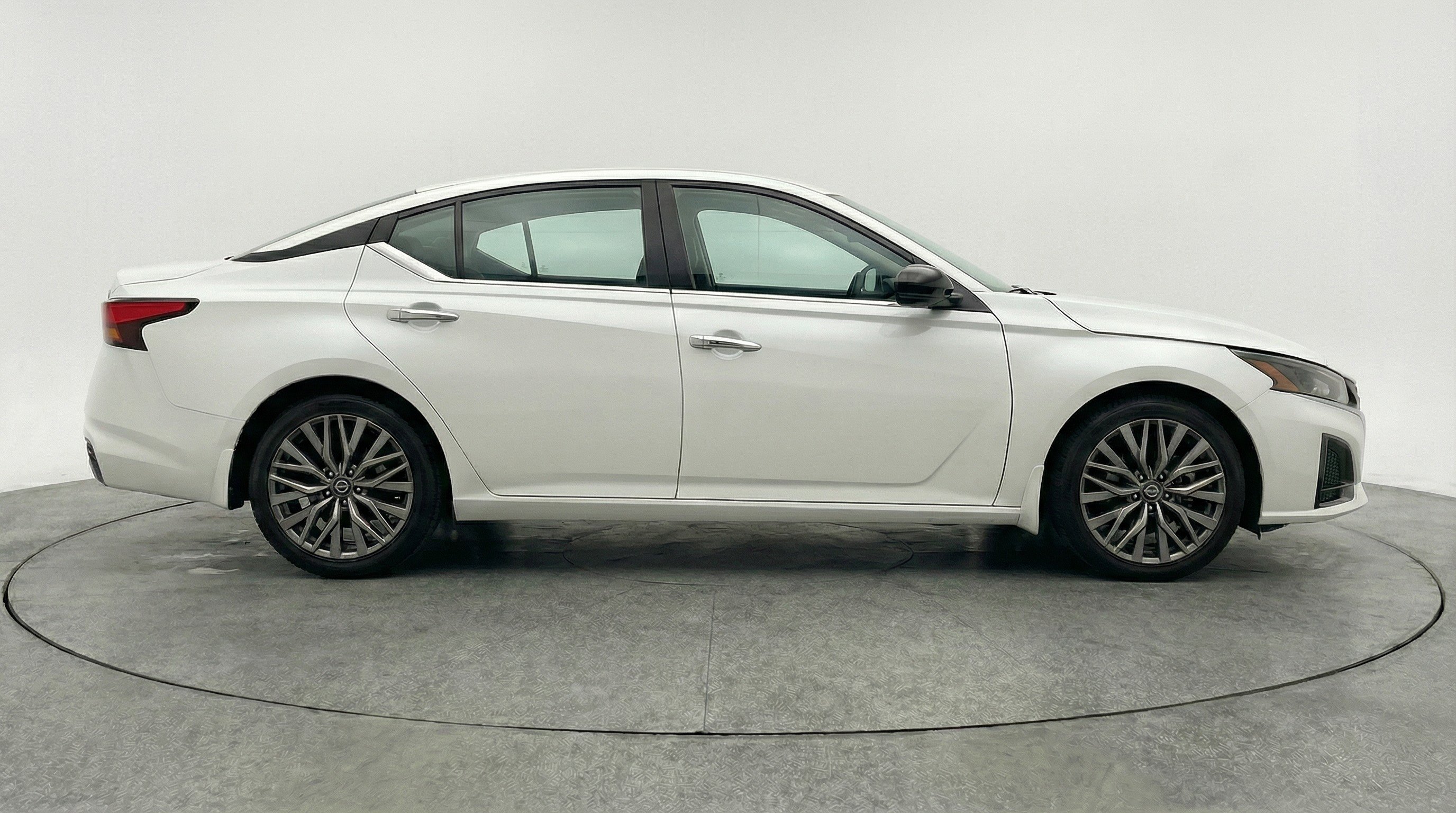 Used 2025 Nissan Altima 2.5 SV image 11