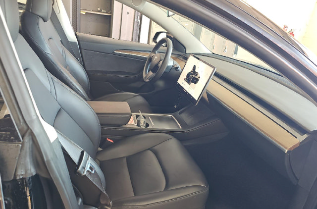 Used 2023 Tesla Model 3 Standard Range RWD image 9