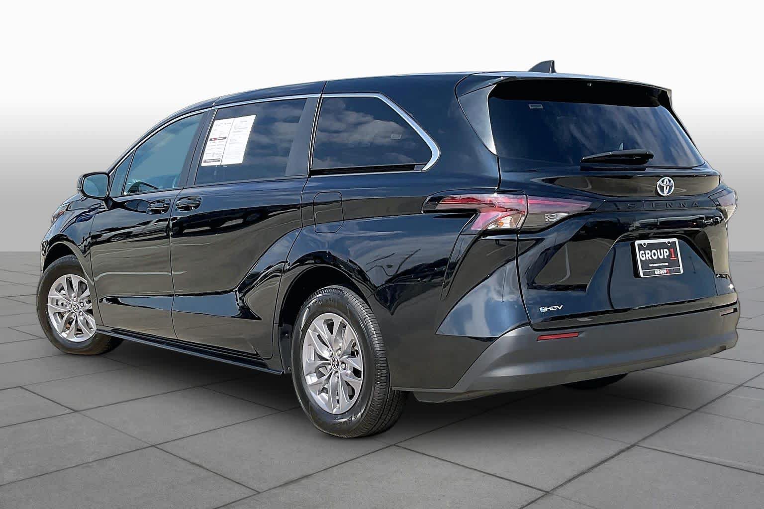 Used 2025 Toyota Sienna LE FWD image 12
