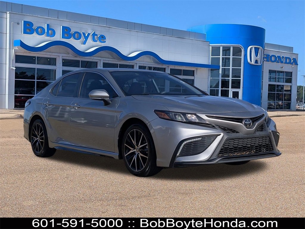Used 2022 Toyota Camry SE image 1