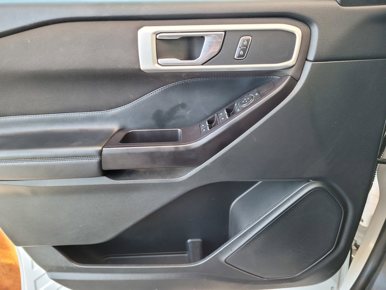 Used 2020 Ford Explorer XLT image 14