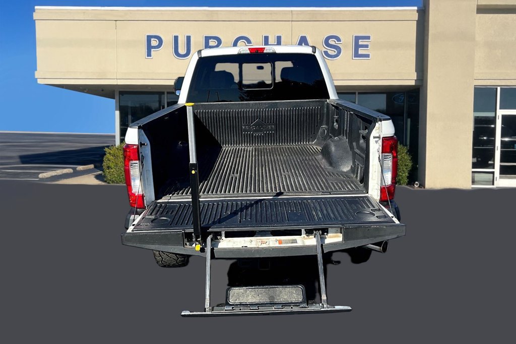 Used 2017 Ford F250 XLT w/ XLT Premium Package AWD/4WD image 8
