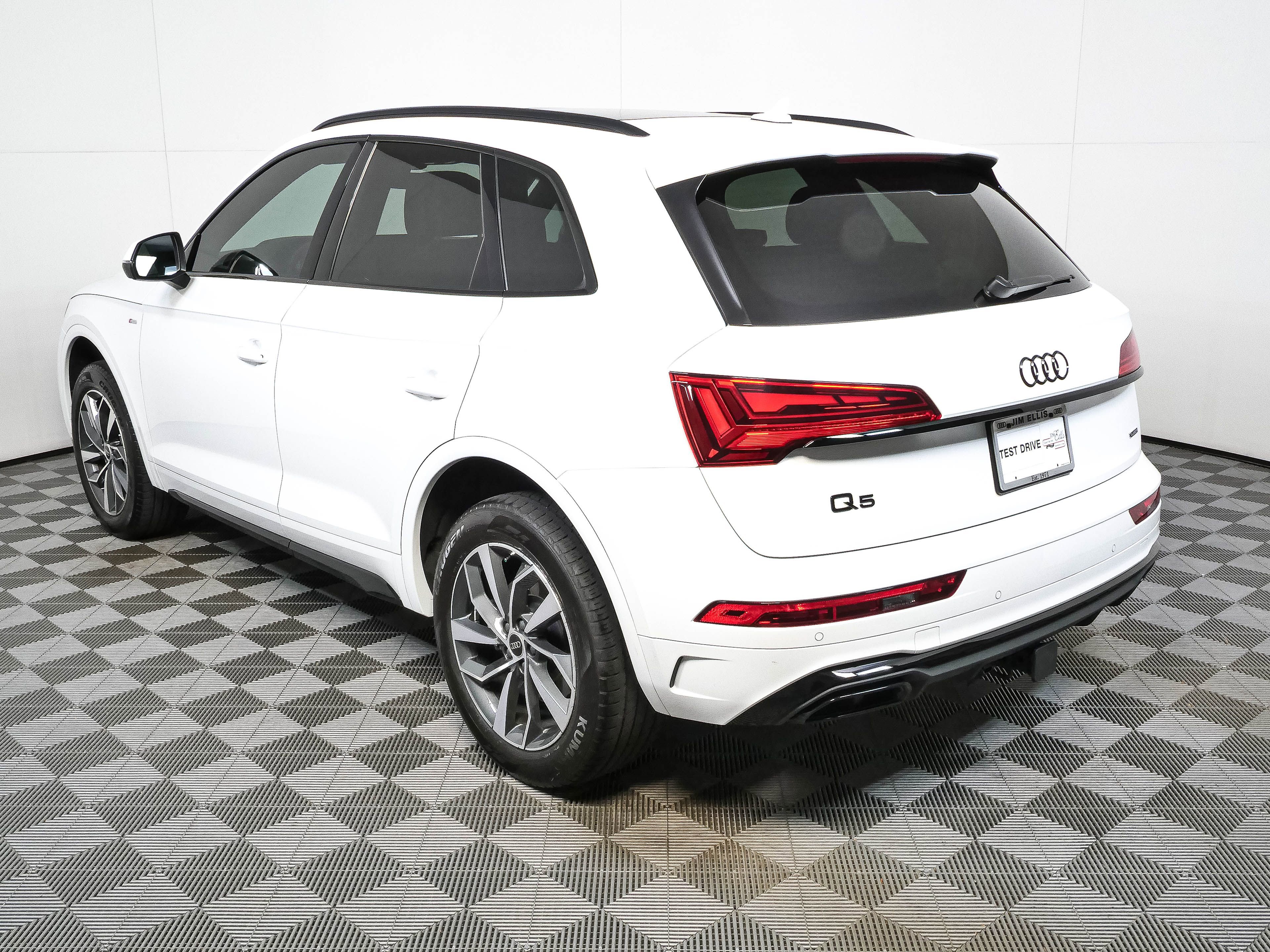 Used 2024 Audi Q5 2.0T Premium w/ Summer of Audi Package AWD/4WD image 28