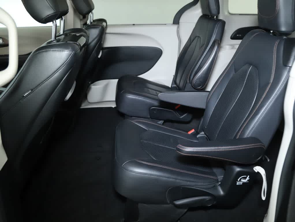 Used 2017 Chrysler Pacifica Touring-L Plus w/ Tire & Wheel Group FWD image 13