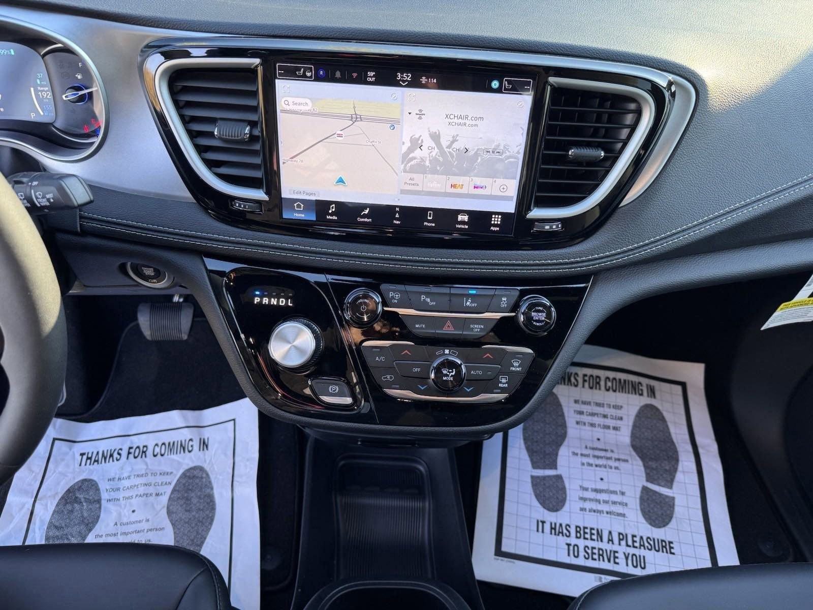 New 2024 Chrysler Pacifica Limited w/ Uconnect Theater Family Group image 21