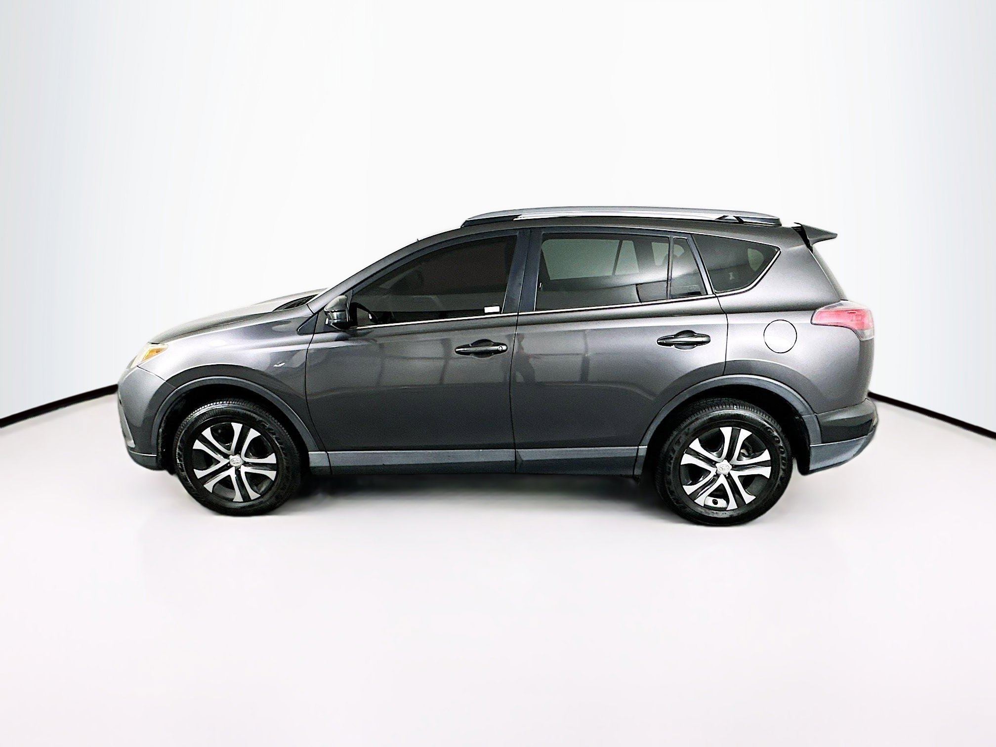 Used 2018 Toyota RAV4 LE image 4