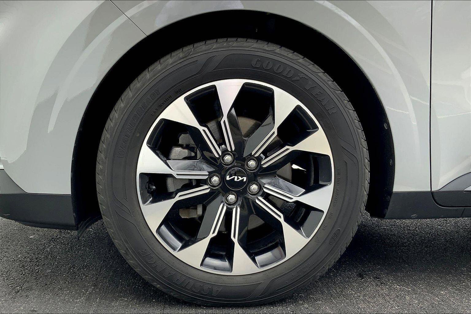 Used 2023 Kia Carnival EX image 9