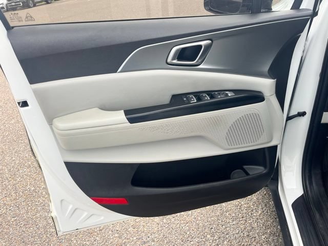 Used 2023 Kia Carnival LX FWD image 9
