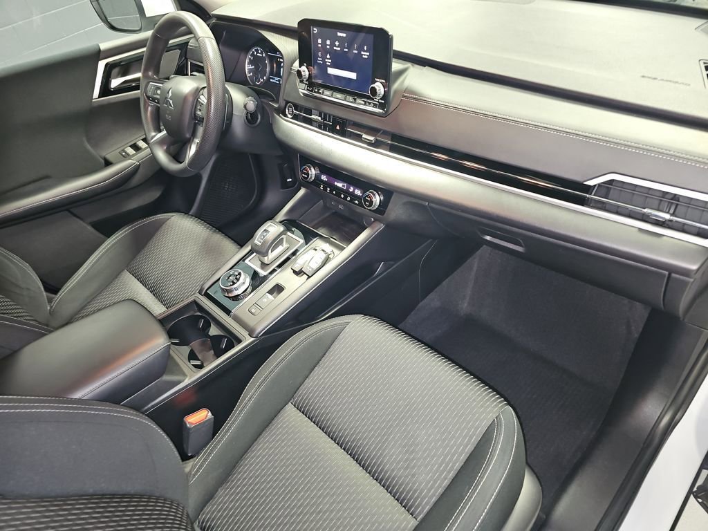 Used 2022 Mitsubishi Outlander ES image 16