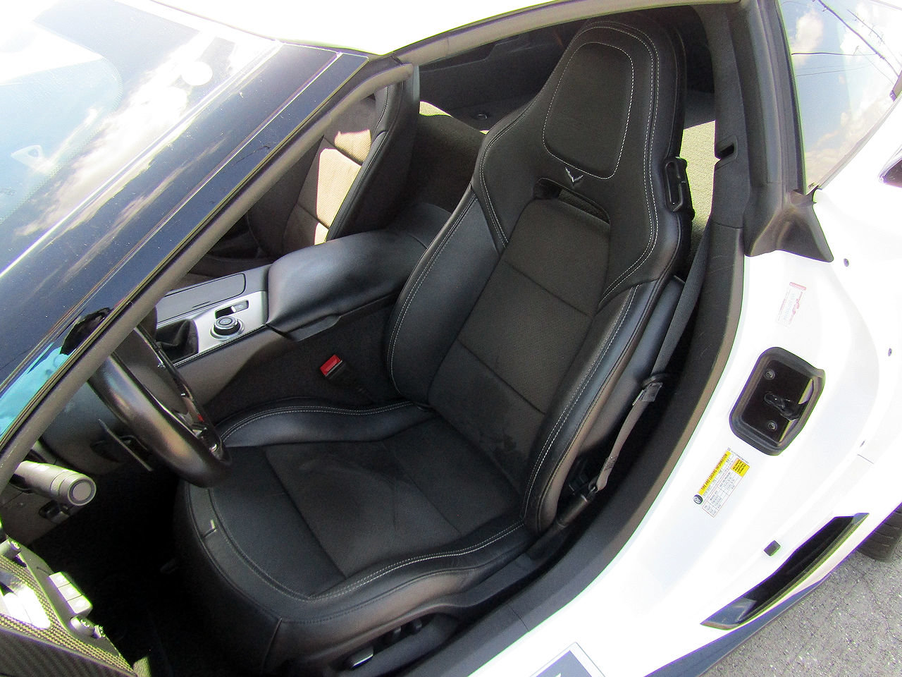 Used 2016 Chevrolet Corvette Z06 w/ 3LZ Preferred Equipment Group RWD image 9